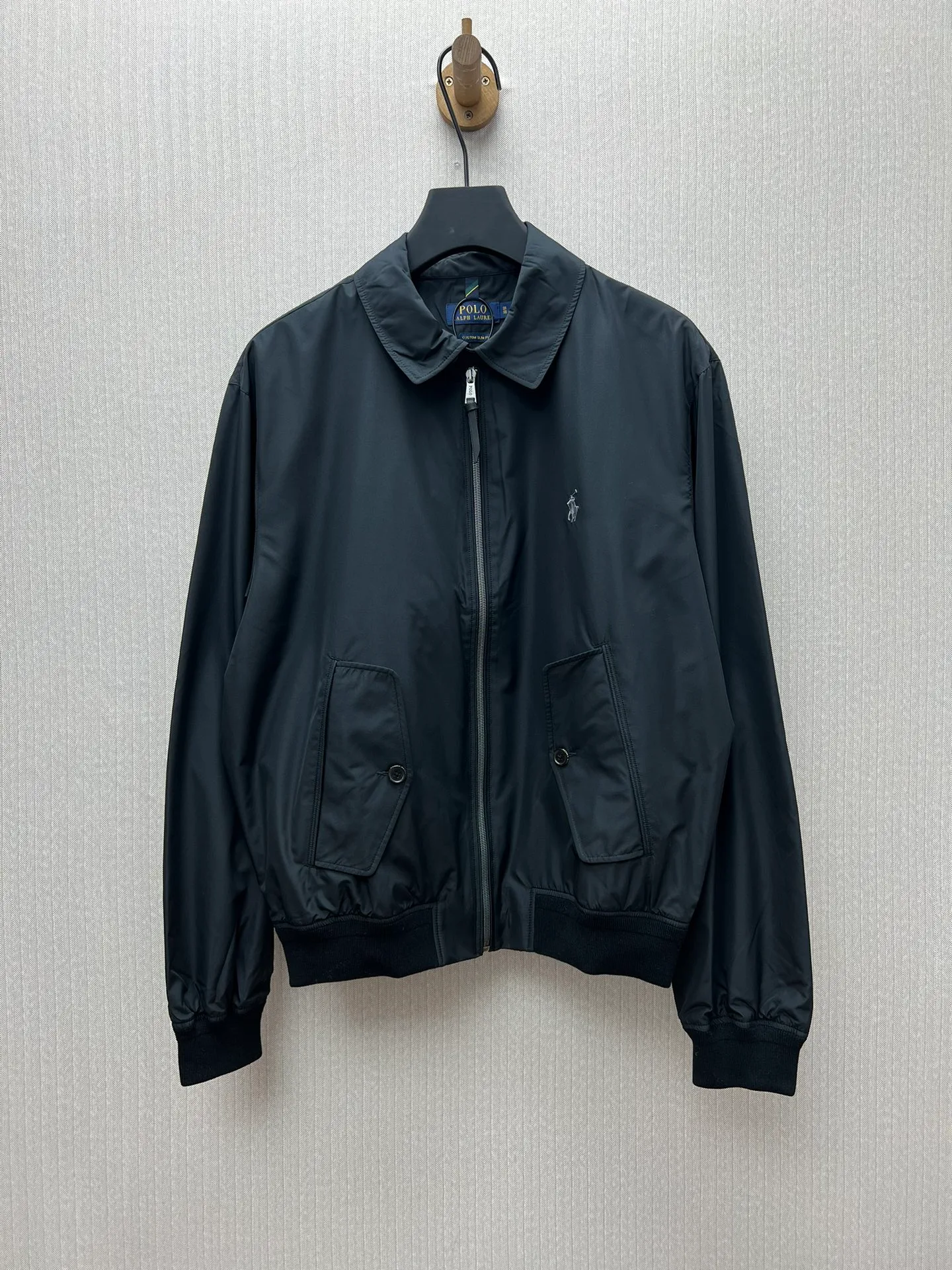P710 POLO 25ss new packable jacket. This jacket can be stored in its own jacket and can be hung on the luggage handle after being stored. It is an ideal choice for travel. It is made of waterproof fabric and equipped with multiple pockets to store your regular supplies. Size: M.L.XL.XXL.